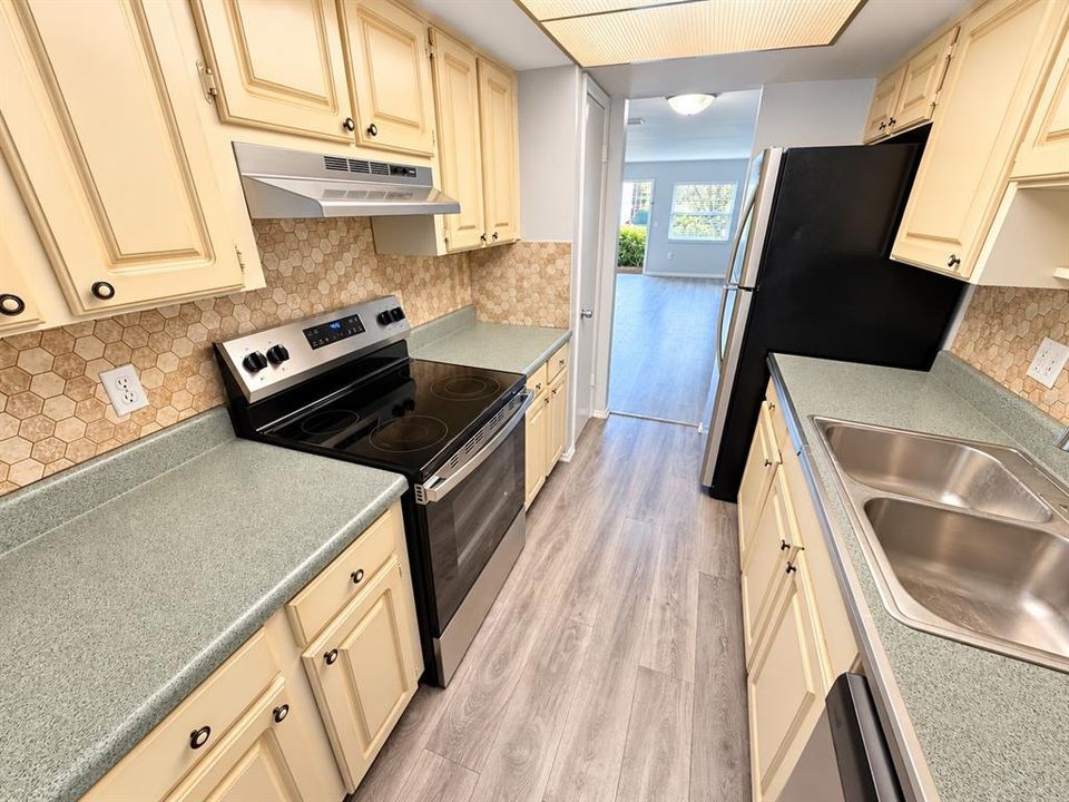 For Sale: $134,900 (2 beds, 1 baths, 1055 Square Feet)