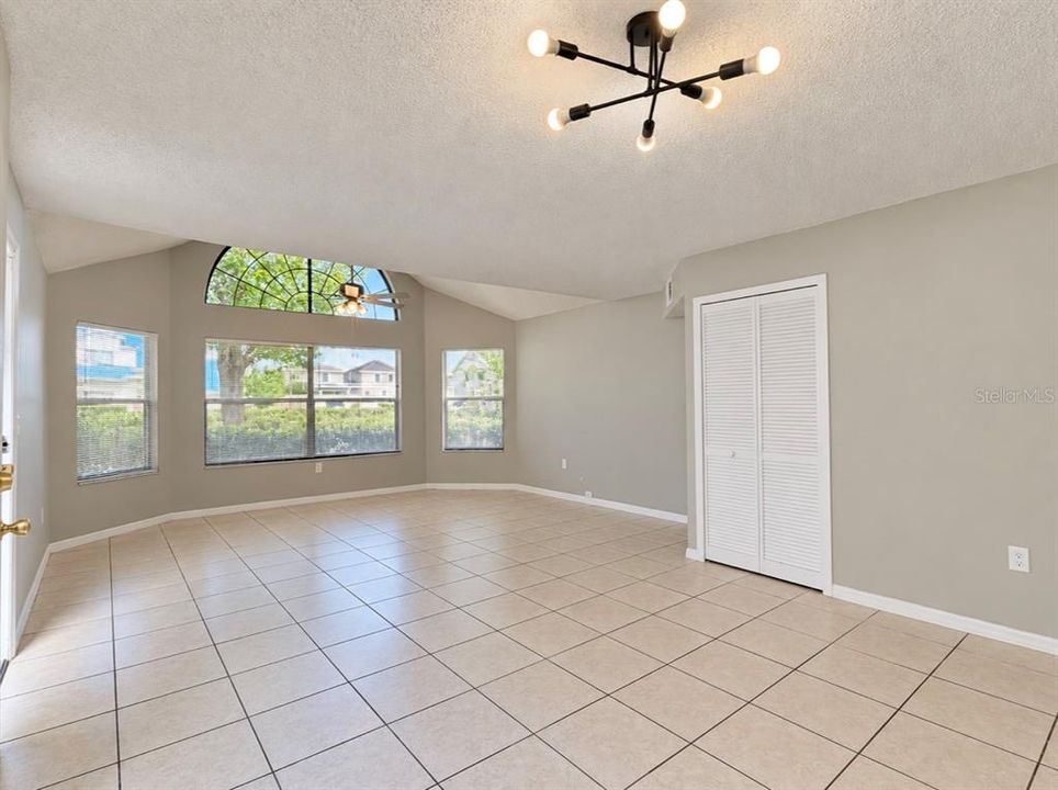 For Sale: $215,000 (3 beds, 2 baths, 1250 Square Feet)