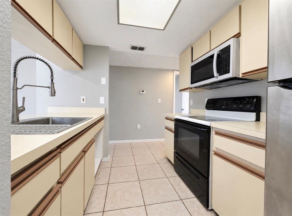 For Sale: $215,000 (3 beds, 2 baths, 1250 Square Feet)