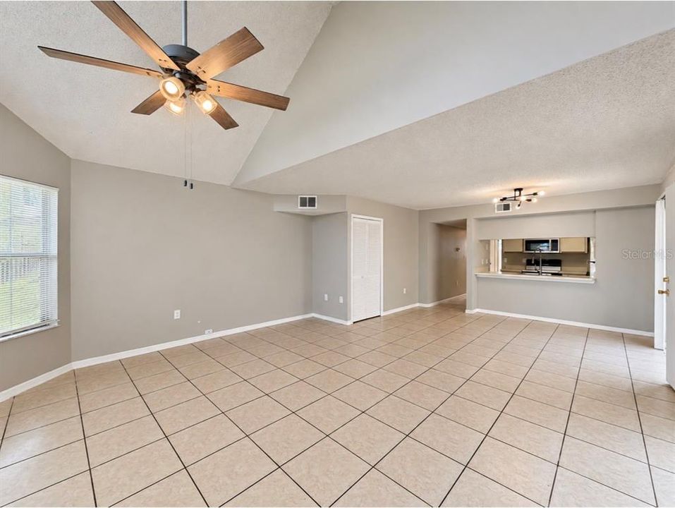 For Sale: $215,000 (3 beds, 2 baths, 1250 Square Feet)