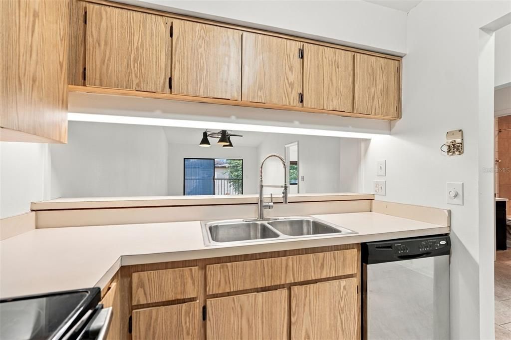 For Sale: $175,000 (2 beds, 2 baths, 980 Square Feet)