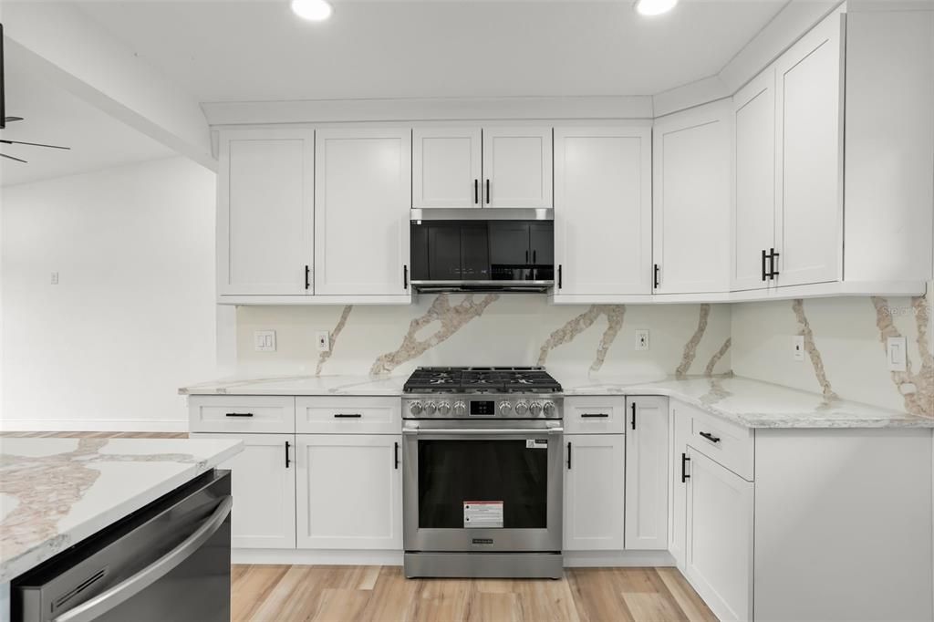 For Sale: $329,900 (3 beds, 2 baths, 1561 Square Feet)