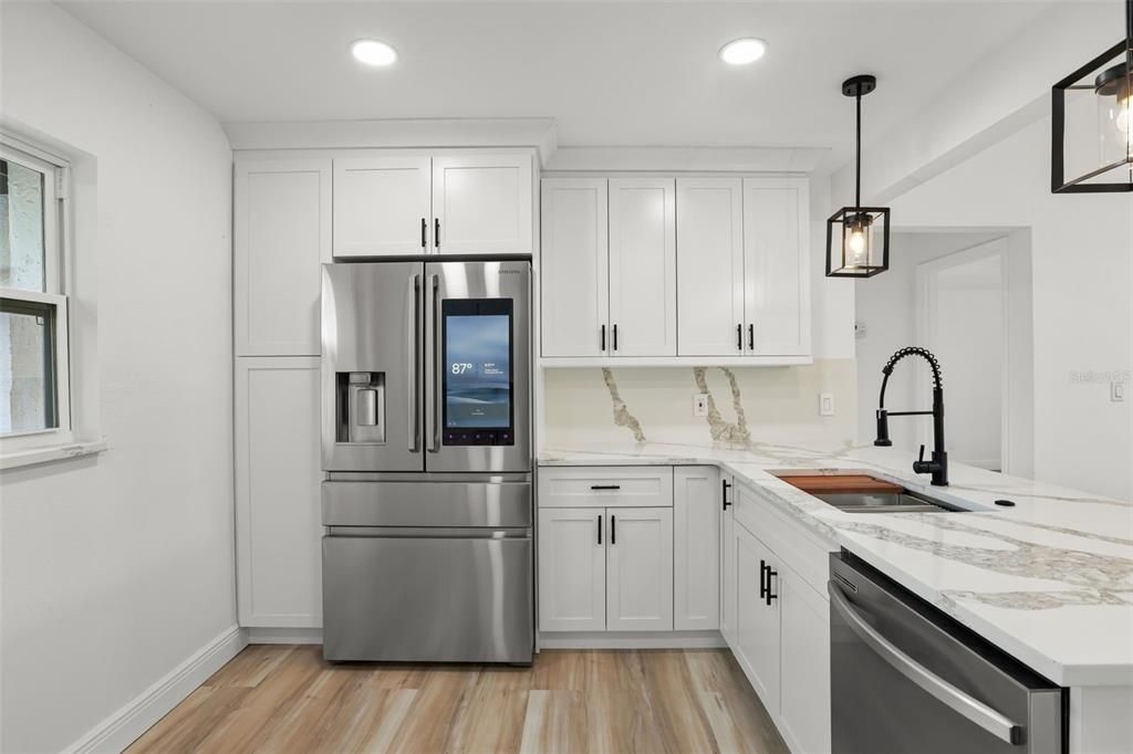For Sale: $329,900 (3 beds, 2 baths, 1561 Square Feet)