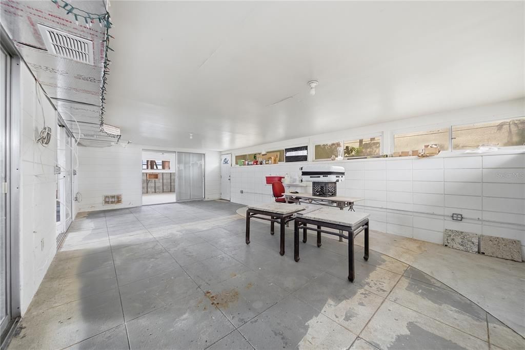 For Sale: $245,000 (2 beds, 1 baths, 960 Square Feet)