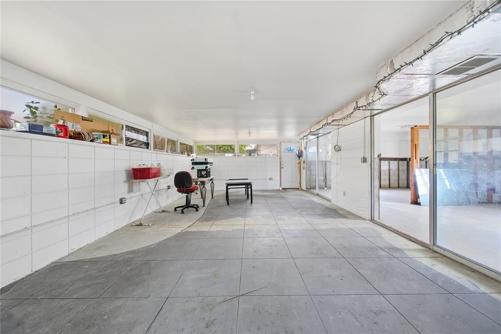 For Sale: $245,000 (2 beds, 1 baths, 960 Square Feet)