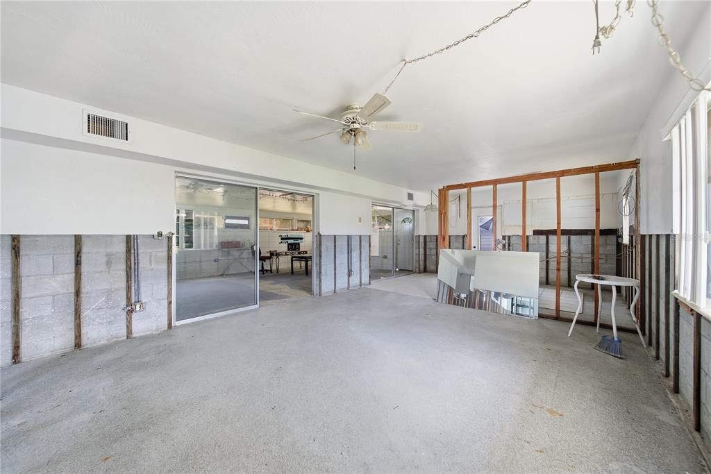 For Sale: $245,000 (2 beds, 1 baths, 960 Square Feet)