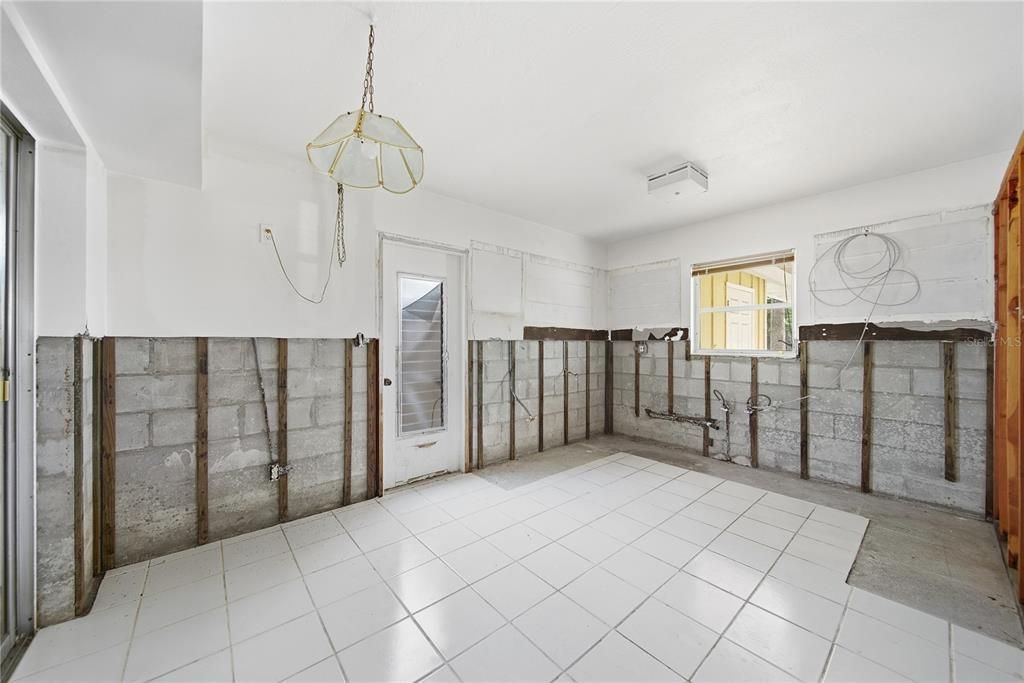 For Sale: $245,000 (2 beds, 1 baths, 960 Square Feet)