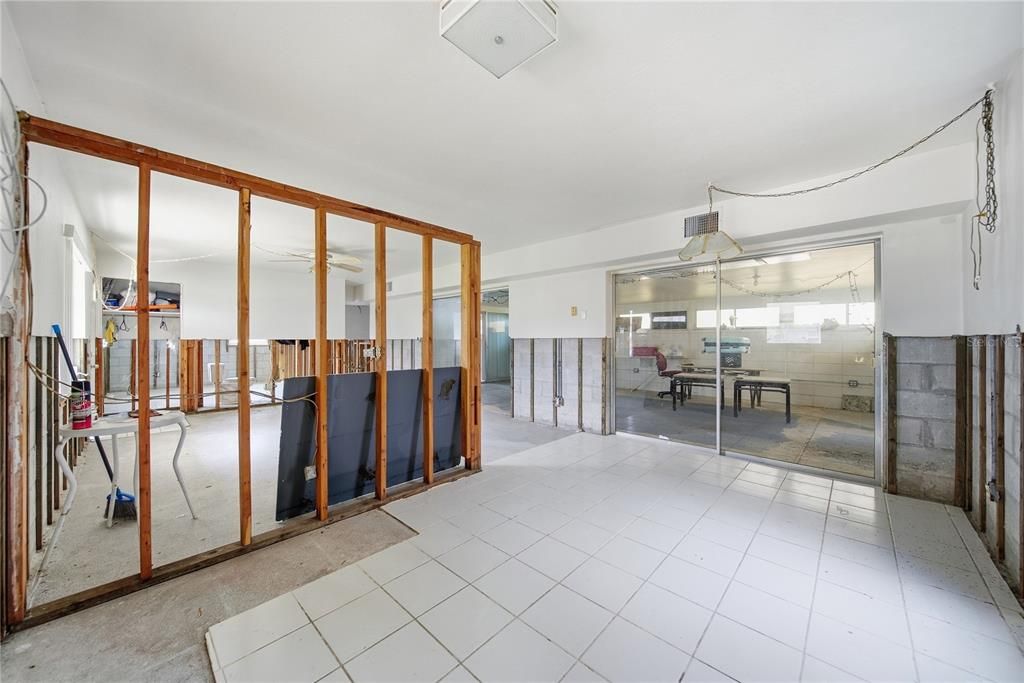 For Sale: $245,000 (2 beds, 1 baths, 960 Square Feet)