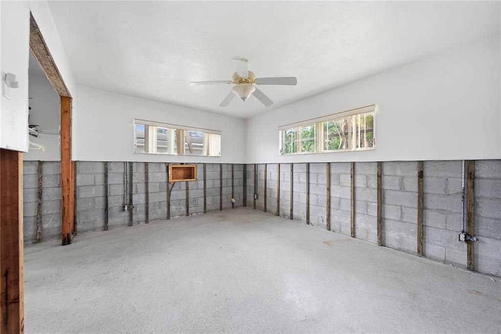 For Sale: $245,000 (2 beds, 1 baths, 960 Square Feet)