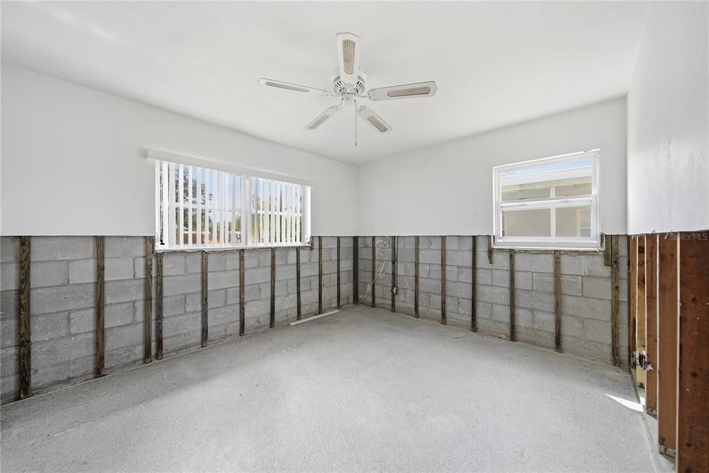 For Sale: $245,000 (2 beds, 1 baths, 960 Square Feet)