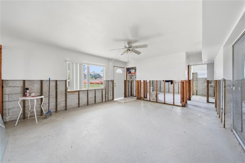 For Sale: $245,000 (2 beds, 1 baths, 960 Square Feet)