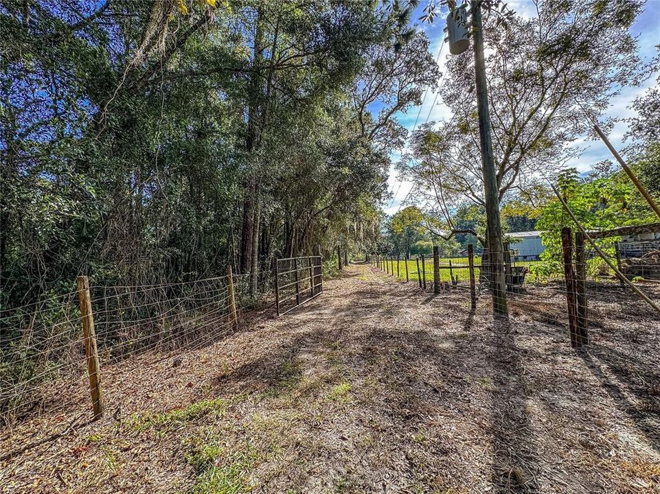 待售: $150,000 (1.37 acres)