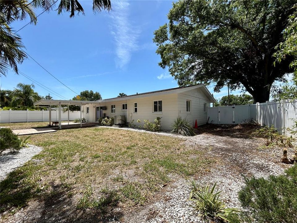 For Rent: $3,000 (3 beds, 2 baths, 1052 Square Feet)