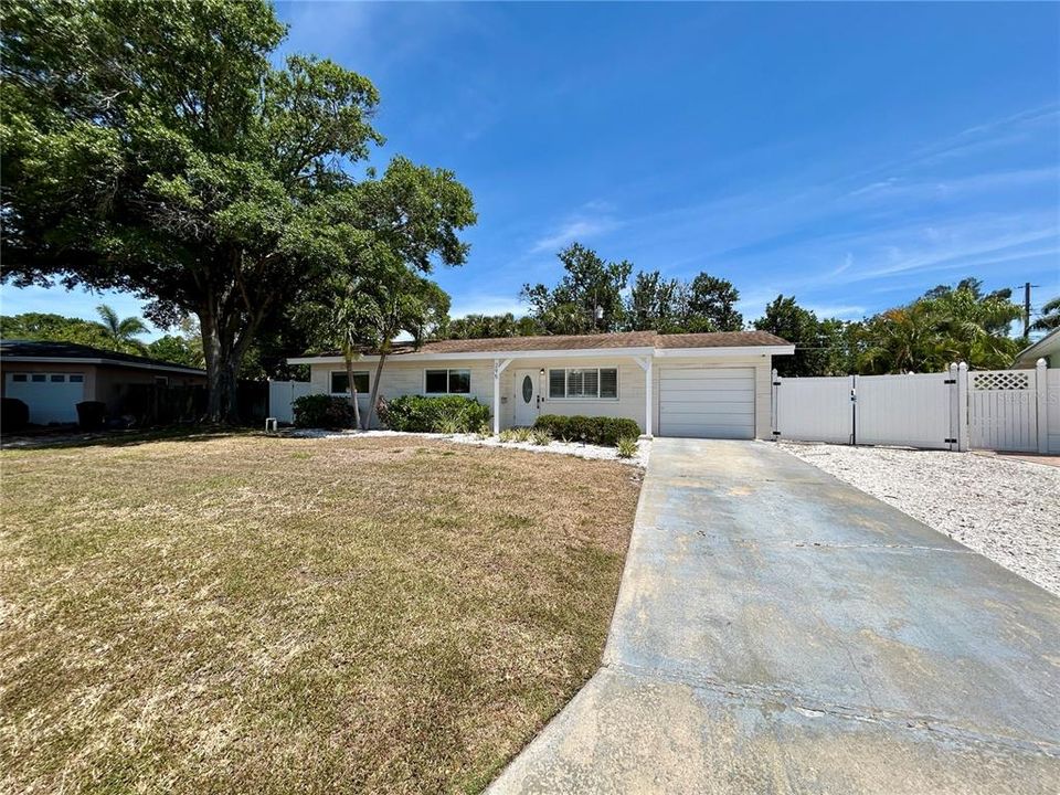 For Rent: $3,000 (3 beds, 2 baths, 1052 Square Feet)
