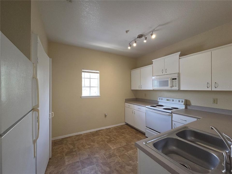 For Rent: $1,450 (1 beds, 1 baths, 951 Square Feet)