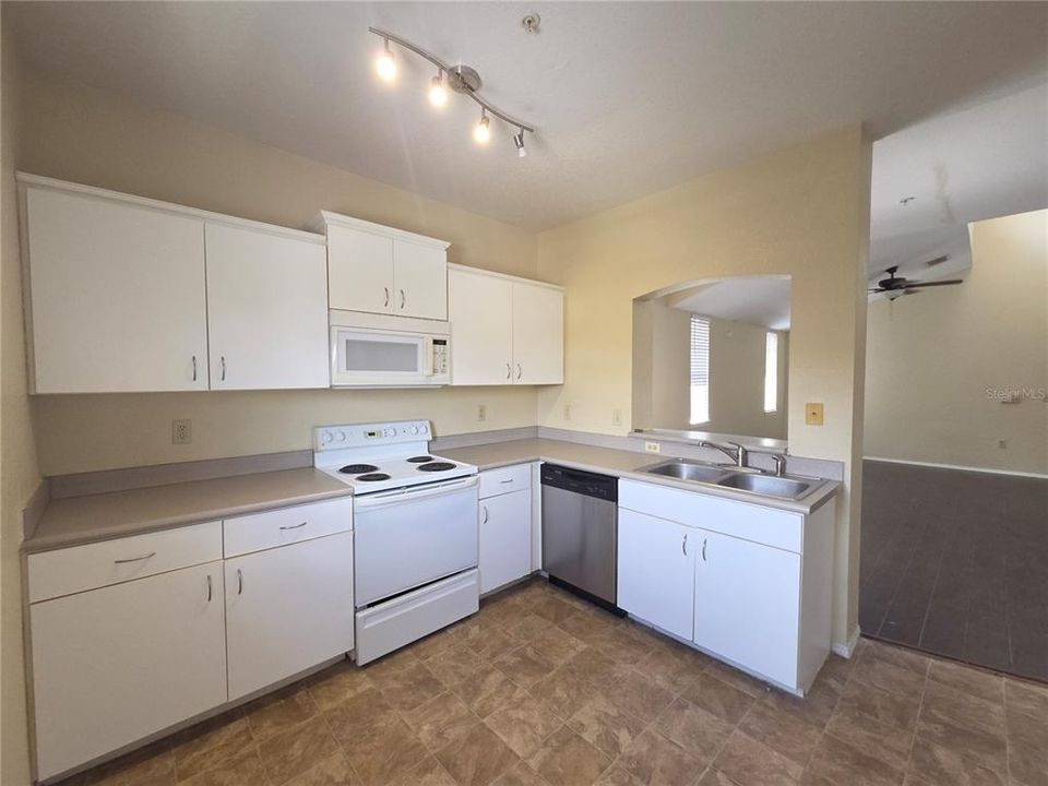 For Rent: $1,450 (1 beds, 1 baths, 951 Square Feet)