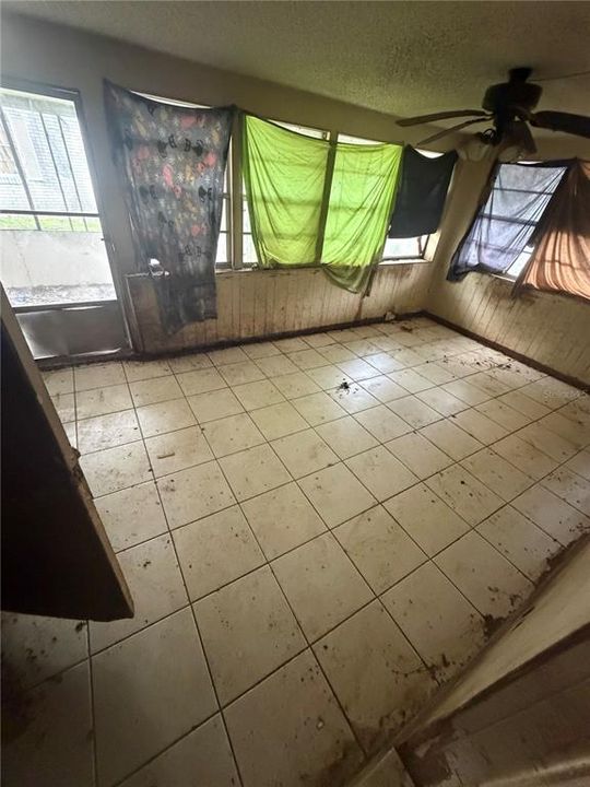 For Sale: $139,000 (3 beds, 1 baths, 984 Square Feet)