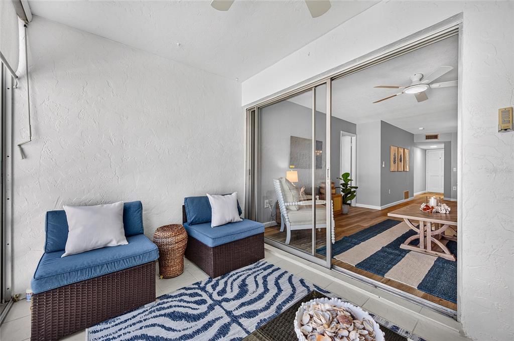 For Sale: $399,000 (2 beds, 2 baths, 912 Square Feet)