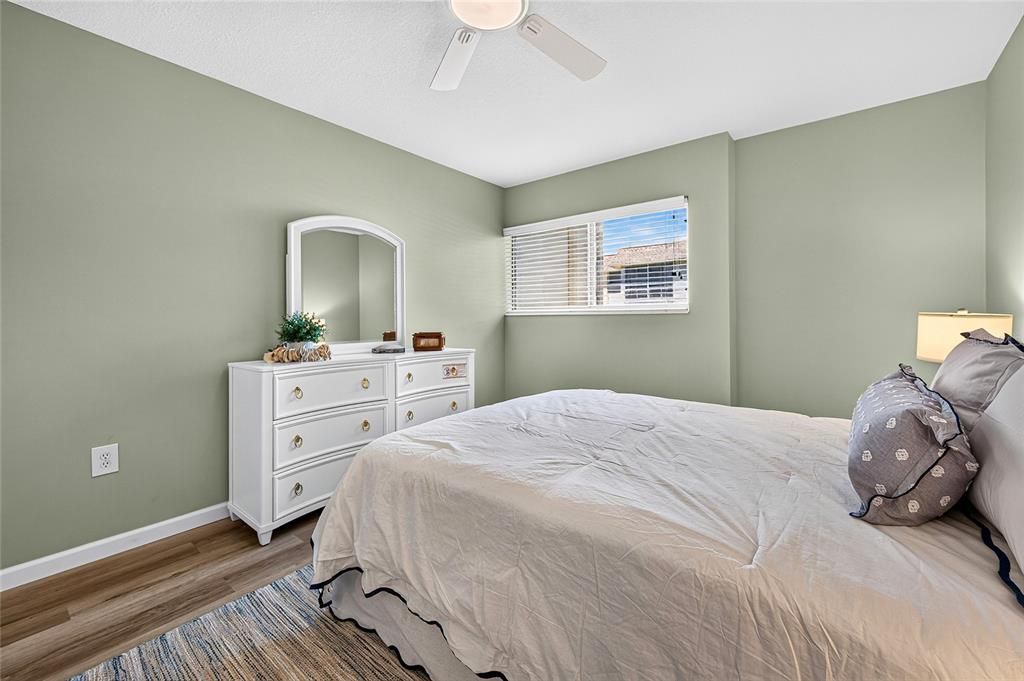 For Sale: $399,000 (2 beds, 2 baths, 912 Square Feet)