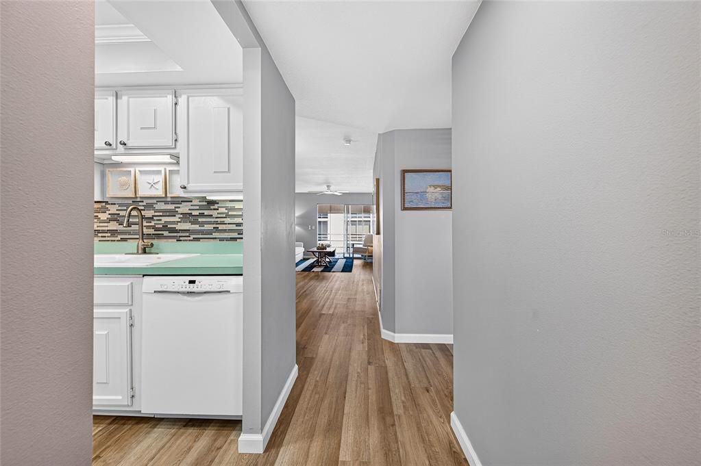 For Sale: $399,000 (2 beds, 2 baths, 912 Square Feet)