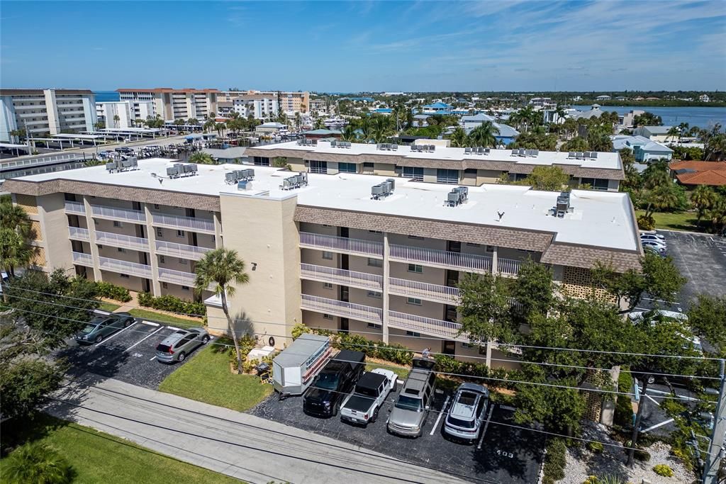 For Sale: $399,000 (2 beds, 2 baths, 912 Square Feet)