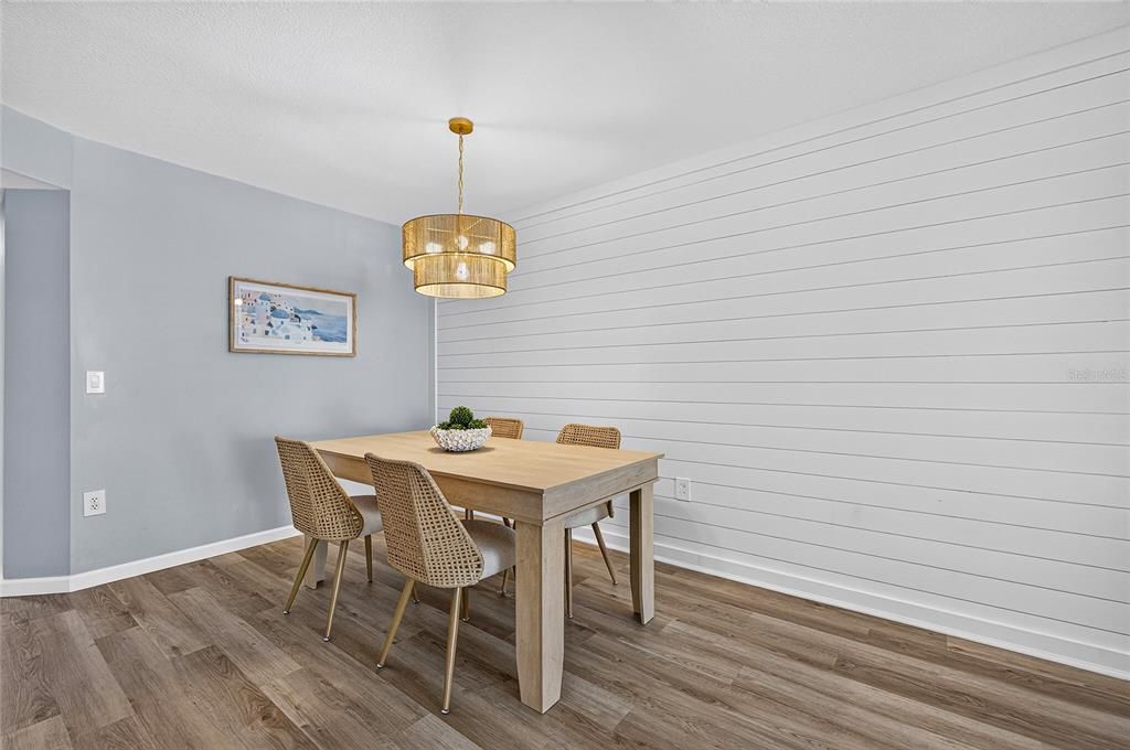 For Sale: $399,000 (2 beds, 2 baths, 912 Square Feet)