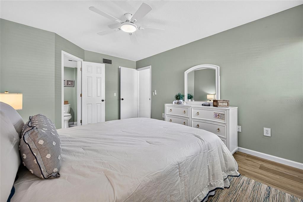 For Sale: $399,000 (2 beds, 2 baths, 912 Square Feet)
