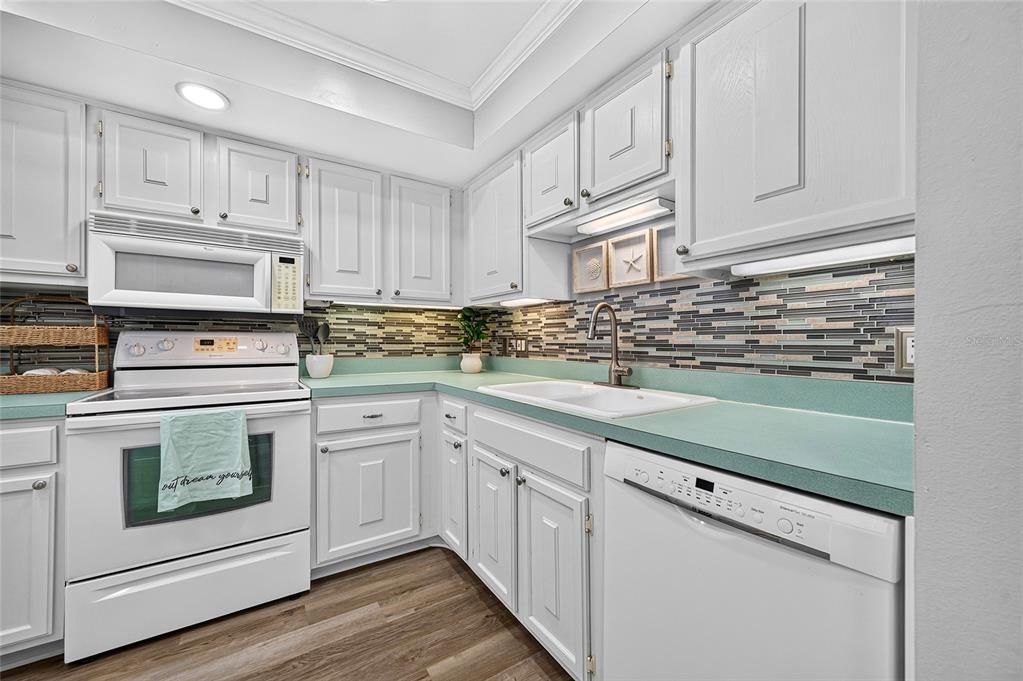 For Sale: $399,000 (2 beds, 2 baths, 912 Square Feet)