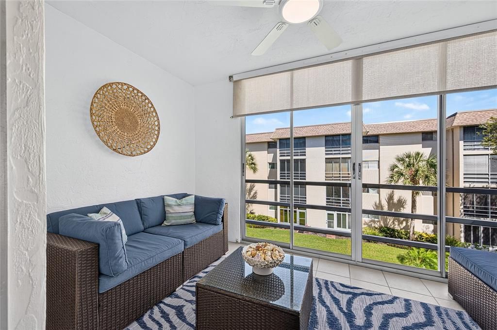 For Sale: $399,000 (2 beds, 2 baths, 912 Square Feet)
