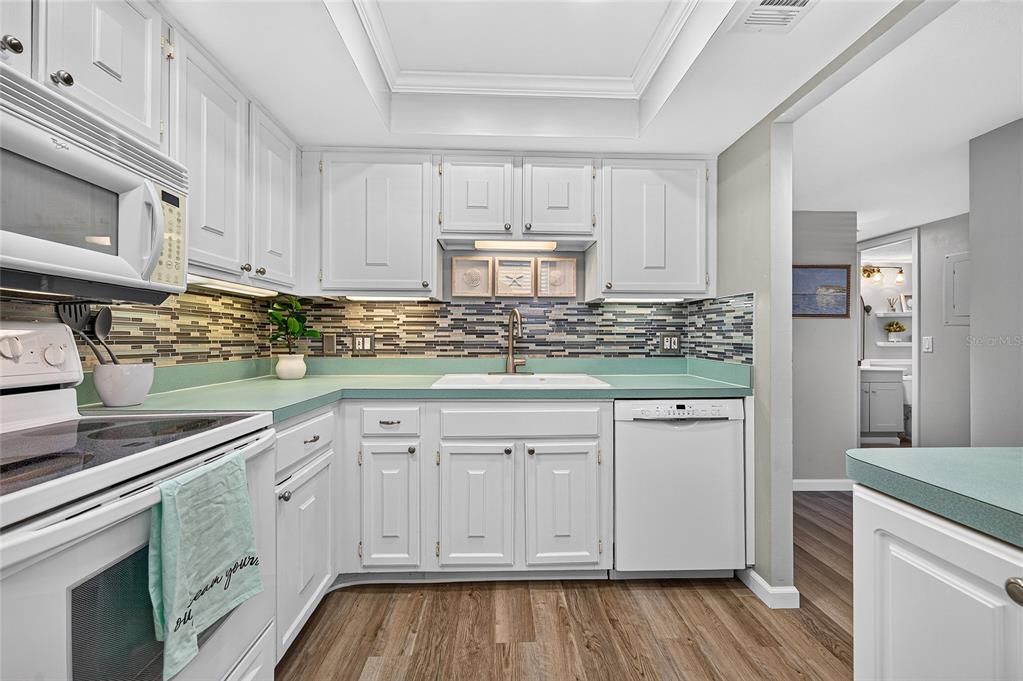 For Sale: $399,000 (2 beds, 2 baths, 912 Square Feet)