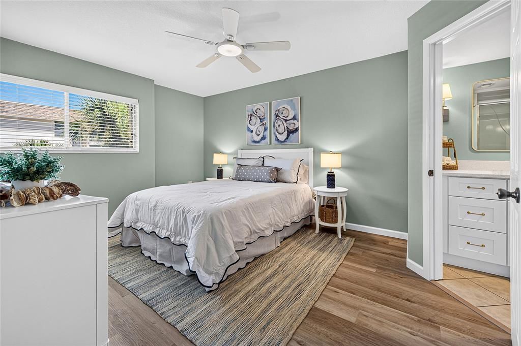 For Sale: $399,000 (2 beds, 2 baths, 912 Square Feet)