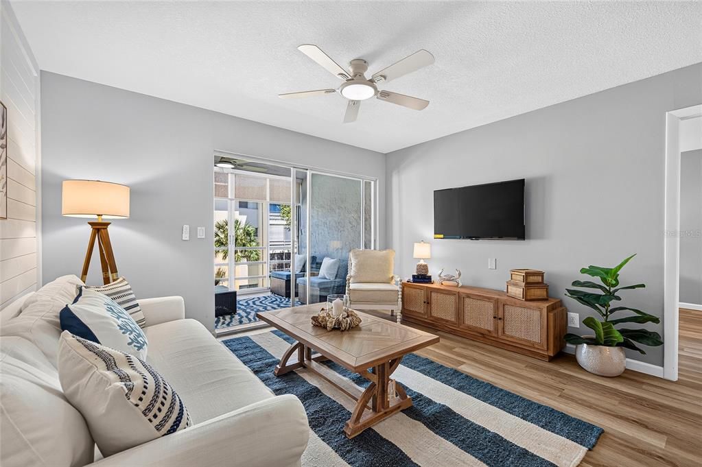 For Sale: $399,000 (2 beds, 2 baths, 912 Square Feet)