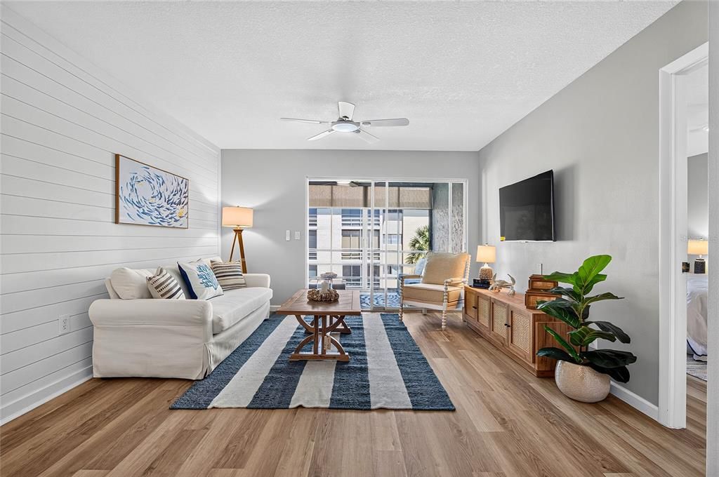 For Sale: $399,000 (2 beds, 2 baths, 912 Square Feet)