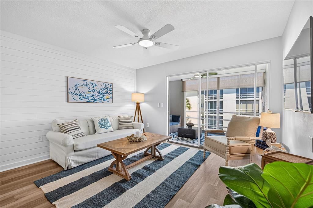 For Sale: $399,000 (2 beds, 2 baths, 912 Square Feet)