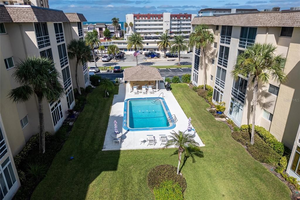 For Sale: $399,000 (2 beds, 2 baths, 912 Square Feet)