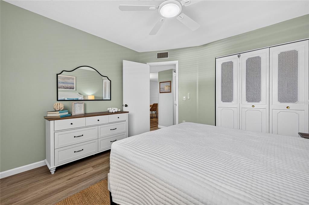 For Sale: $399,000 (2 beds, 2 baths, 912 Square Feet)