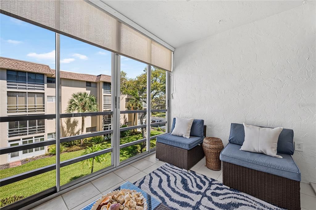 For Sale: $399,000 (2 beds, 2 baths, 912 Square Feet)