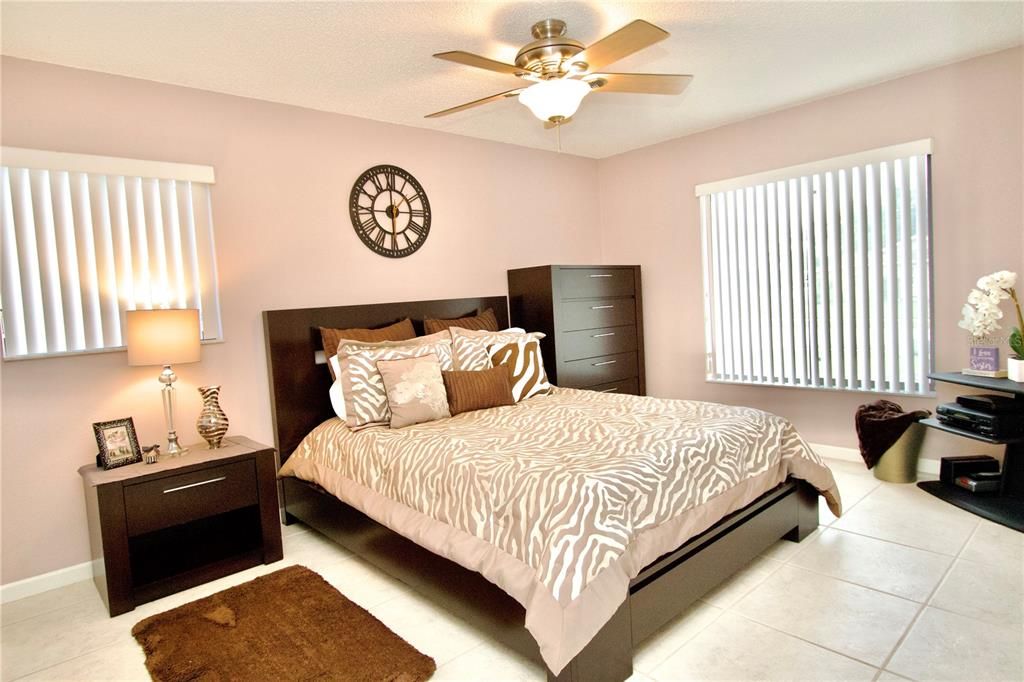 En Venta: $349,900 (2 camas, 2 baños, 1959 Pies cuadrados)