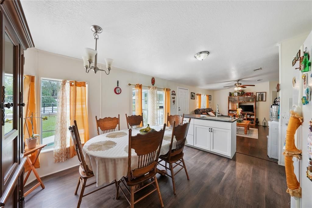 На продажу: $249,999 (3 спален, 2 ванн, 1144 Квадратных фут)