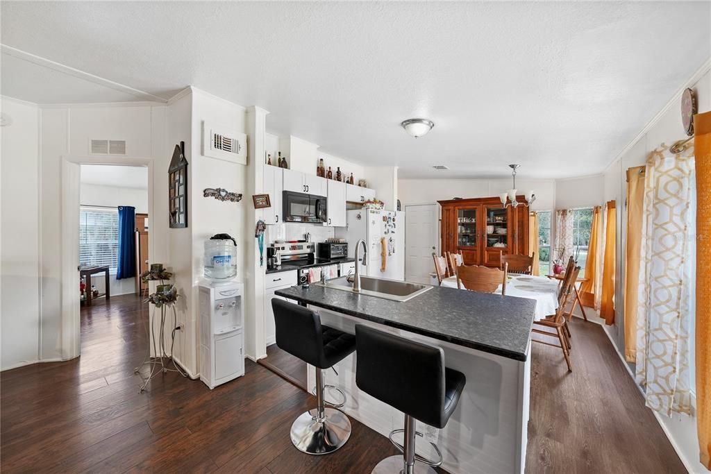 На продажу: $249,999 (3 спален, 2 ванн, 1144 Квадратных фут)