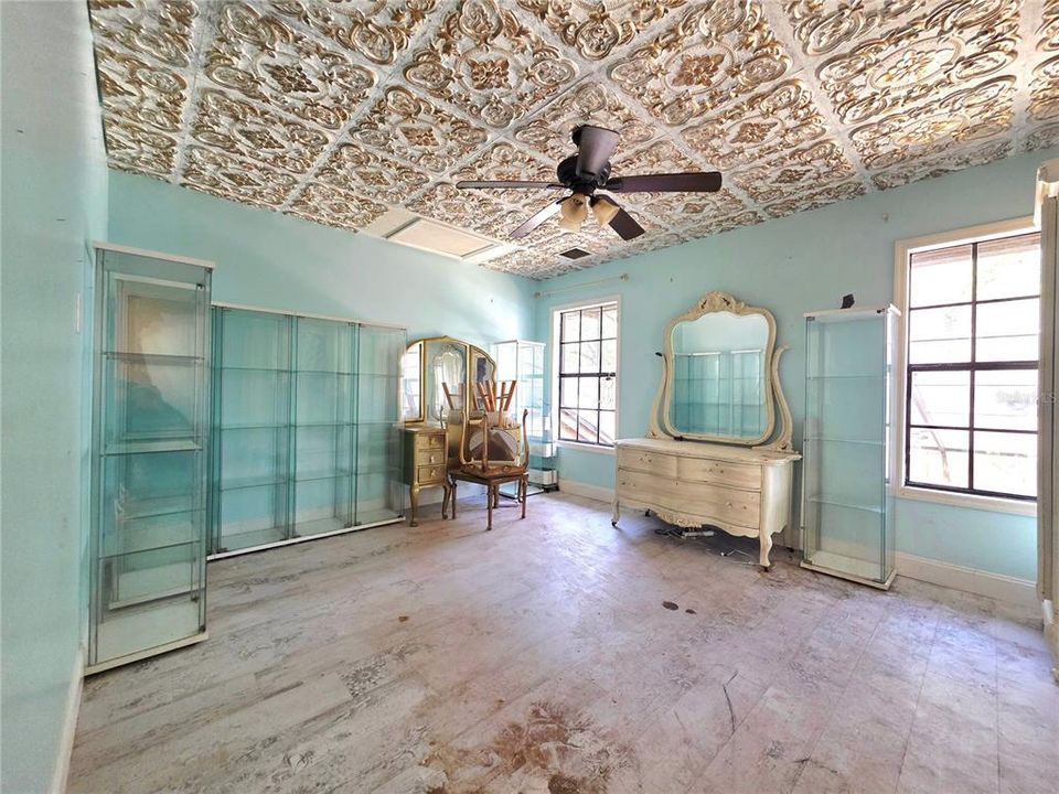 For Sale: $400,000 (4 beds, 2 baths, 2315 Square Feet)