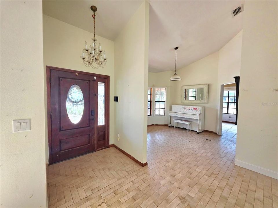 For Sale: $400,000 (4 beds, 2 baths, 2315 Square Feet)
