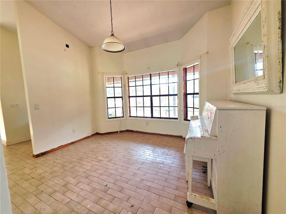 For Sale: $400,000 (4 beds, 2 baths, 2315 Square Feet)