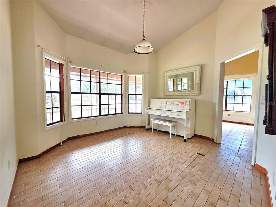 For Sale: $400,000 (4 beds, 2 baths, 2315 Square Feet)