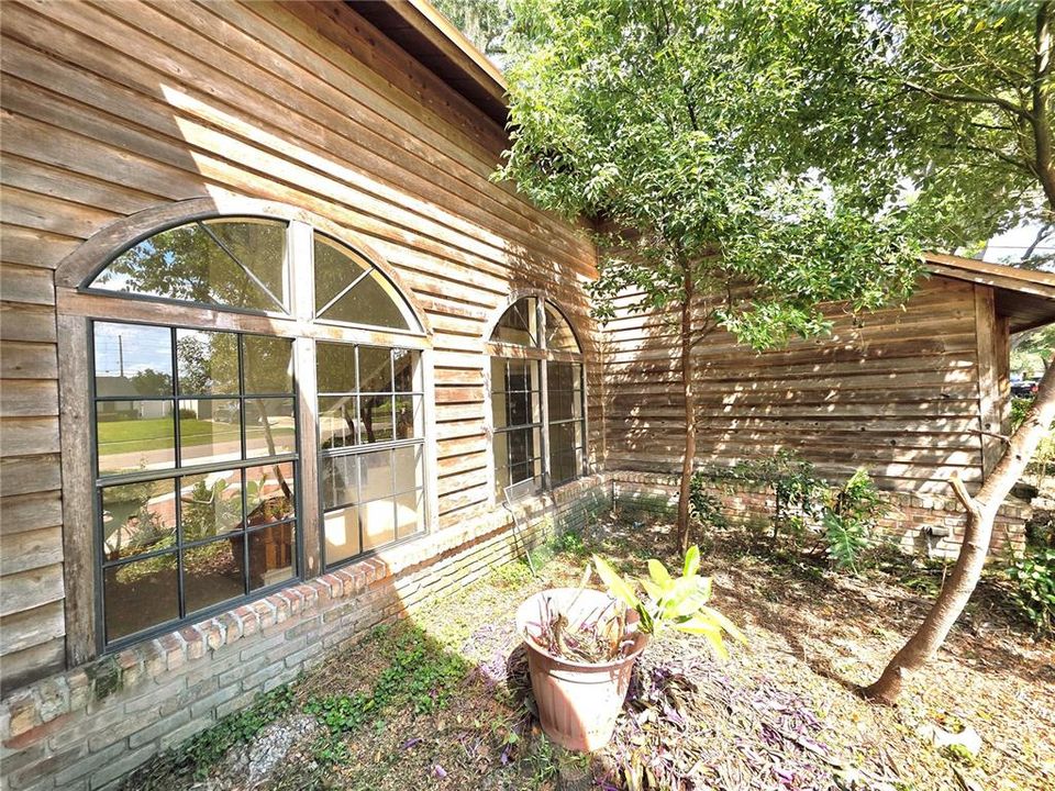 For Sale: $400,000 (4 beds, 2 baths, 2315 Square Feet)