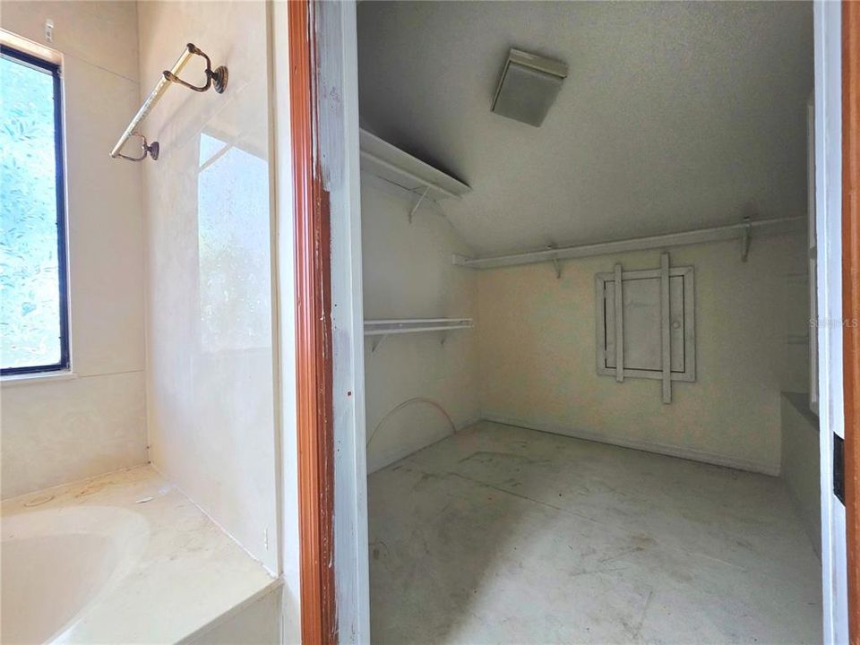 For Sale: $400,000 (4 beds, 2 baths, 2315 Square Feet)