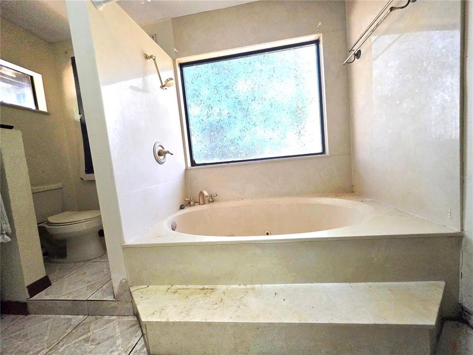 For Sale: $400,000 (4 beds, 2 baths, 2315 Square Feet)