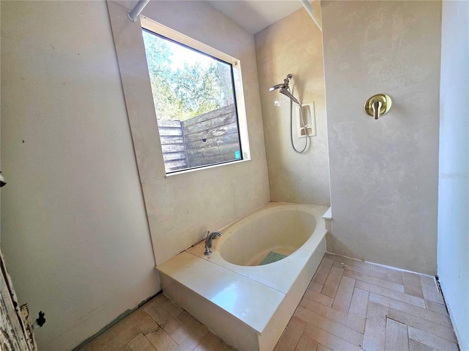 For Sale: $400,000 (4 beds, 2 baths, 2315 Square Feet)