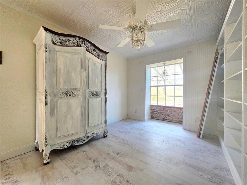 For Sale: $400,000 (4 beds, 2 baths, 2315 Square Feet)
