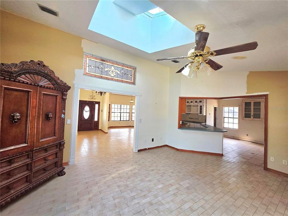 For Sale: $400,000 (4 beds, 2 baths, 2315 Square Feet)